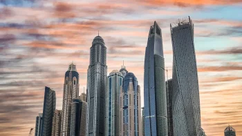 Хмарочоси Cayan Tower та Damac Heights в ОАЕ