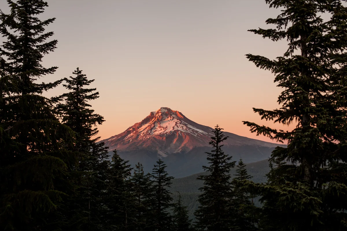 Захід сонця над засніженою вершиною гори Худ у штаті Орегон