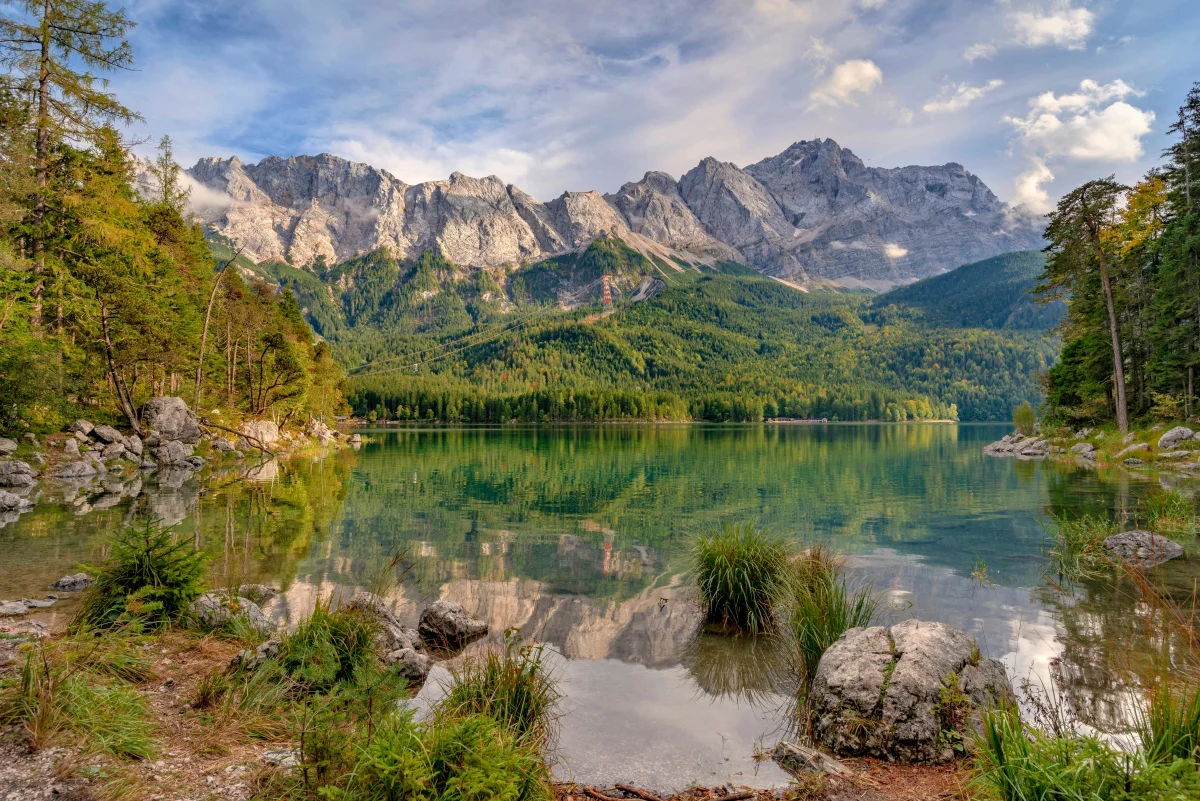 Віддзеркалення гірського масиву Цугшпітце у спокійних водах озера Айбзее