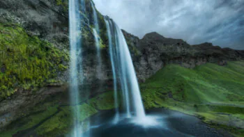 Потоки воды водопада Сельяландсфосс