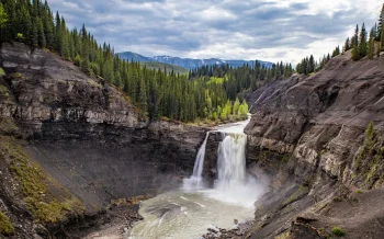 потоки воды в канадском каньоне, хелмкен (британская колумбия, канада), водопады, горы, вершины, холмы, ели, хвойные деревья, канада, каньоны, лес, леса, облака, тучи, обрывы, утёсы, пейзажи, реки, каналы, ручьи, природа