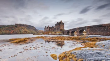 Eilen Donan Castle on the shore of a lake in Scotland