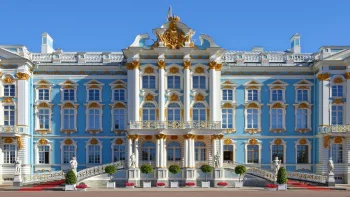 фасад катерининського палацу в росії, катерининський палац, росія, визначні місця, дерева, замки, літо, небо, палац, палаци, санкт-петербург, скульптури, статуї, архітектура, світ