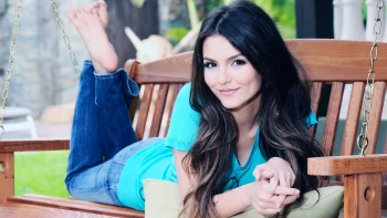 Вікторія Джастіс відпочиває на дерев'яних гойдалках