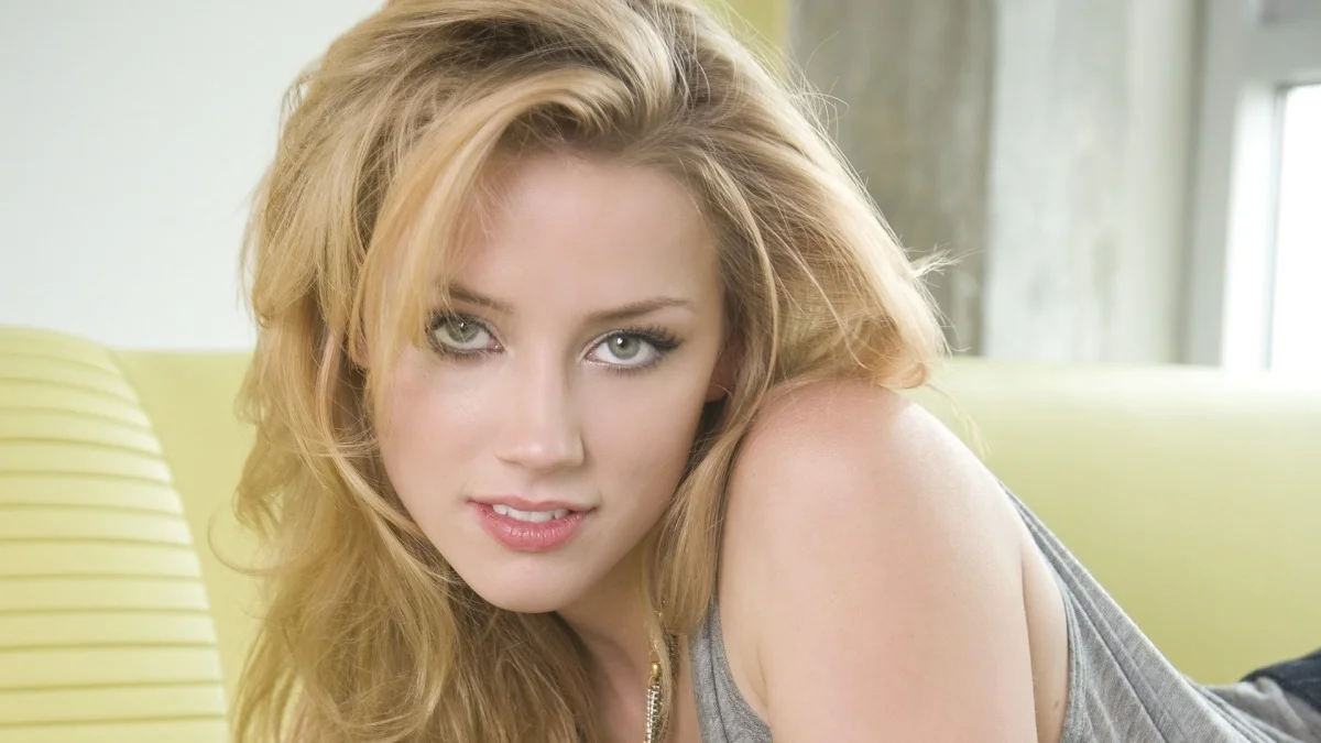 amber heard on the couch, amber heard, actresses, blondes, celebrities, personalities, girls, young women, look, views, glance, models, smiles, women, other, people
