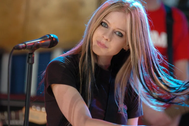 аврил лавин у микрофона, аврил лавин, avril lavigne, девушки, знаменитости, селебрити, персоны, музыканты, люди, музыка