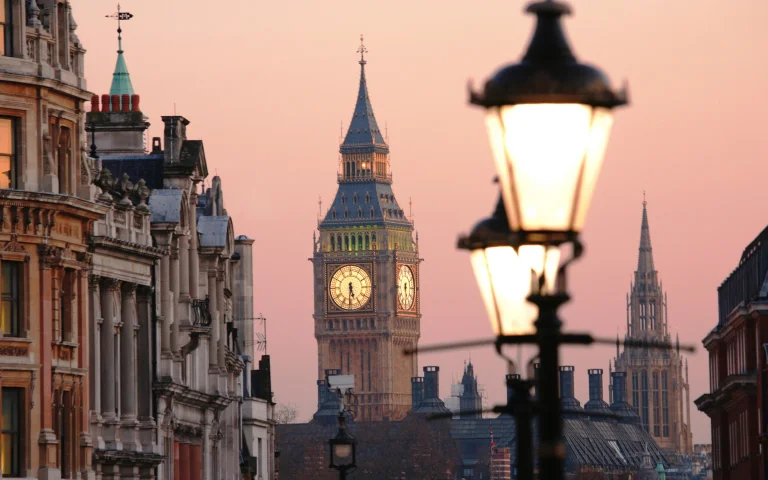 Big Ben bathed in the glow of a pink sunset