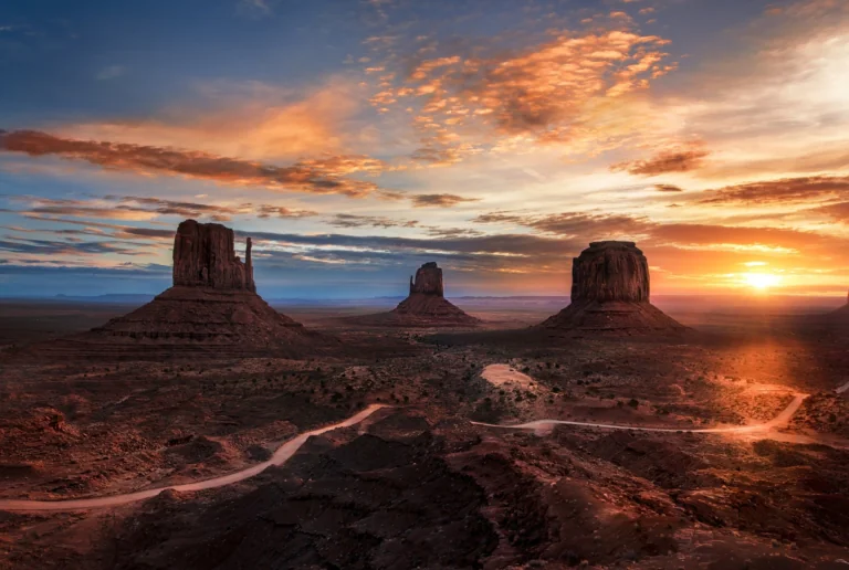 Sunset rays over the cliffs of Monument Valley in the U.S.