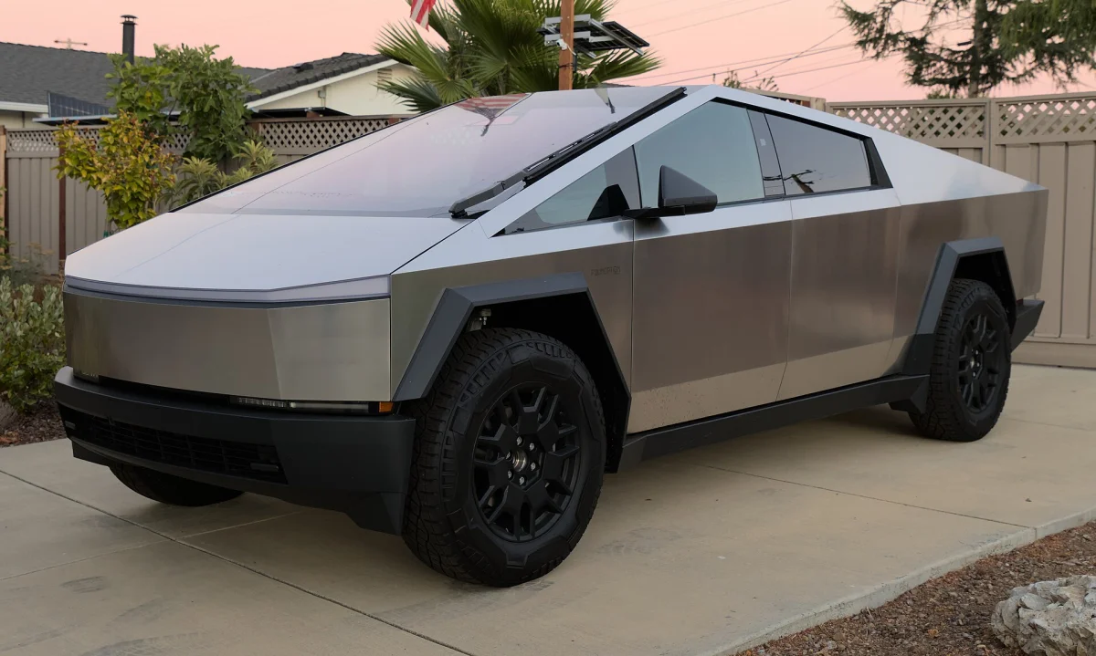Tesla Cybertruck на під'їзній доріжці