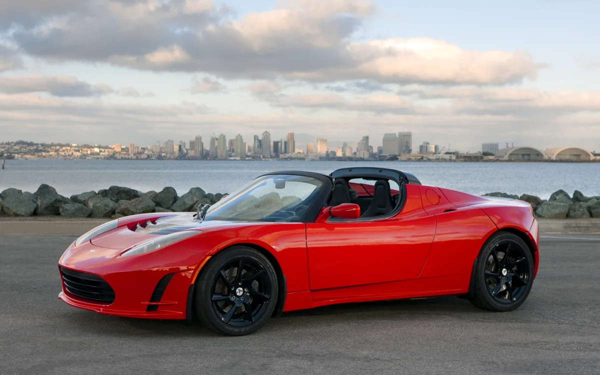 Красный родстер Tesla на фоне панорамы Сан-Диего