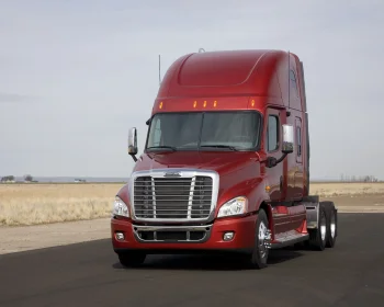 красный тягач freightliner cascadia, freightliner cascadia, freightliner, грузовики, фуры, тягачи, дороги, пути, трассы, шоссе, магистрали, автострады, проспекты, проезды, машины, автомобили, транспорт, авто