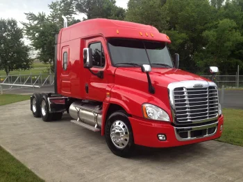 ярко-красный тягач freightliner cascadia, freightliner cascadia, freightliner, грузовики, фуры, тягачи, диски, колеса, дороги, пути, трассы, шоссе, магистрали, автострады, проспекты, проезды, машины, автомобили, транспорт, авто