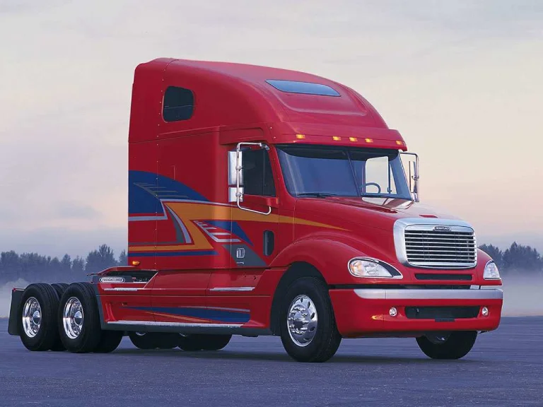 Красный тягач Freightliner Columbia в утреннем свете