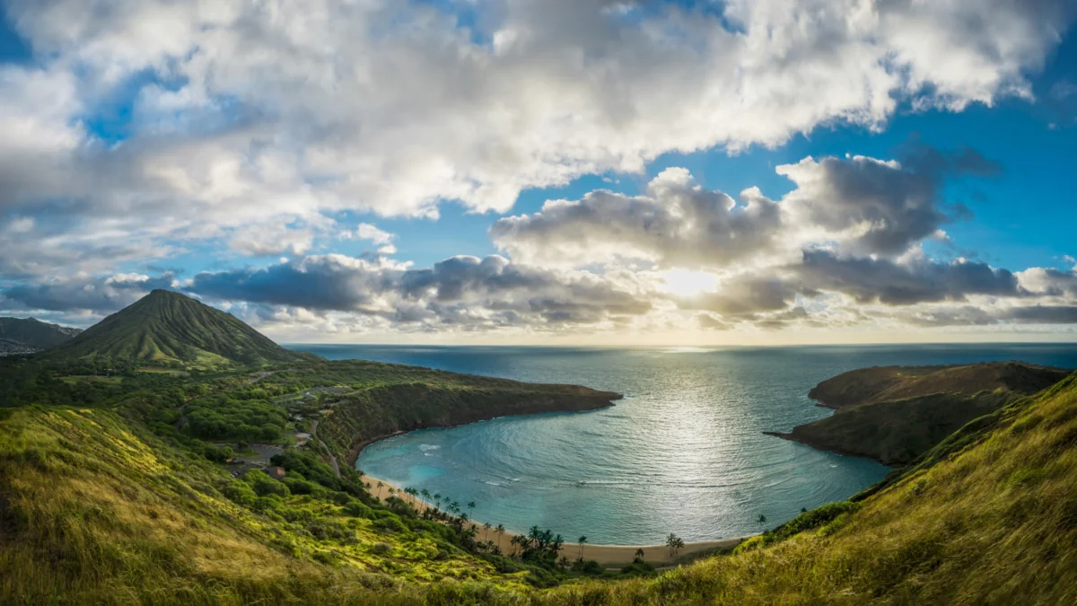 A panoramic view of Hanau'ma Bay and the volcanic crater on the island of Oahu
