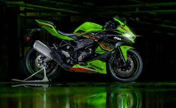 ярко-зеленый kawasaki ninja zx-4rr в полумраке паркинга, kawasaki ninja zx 4rr, kawasaki, кавасаки, мотоциклы, байки, спортбайки, фары, техника