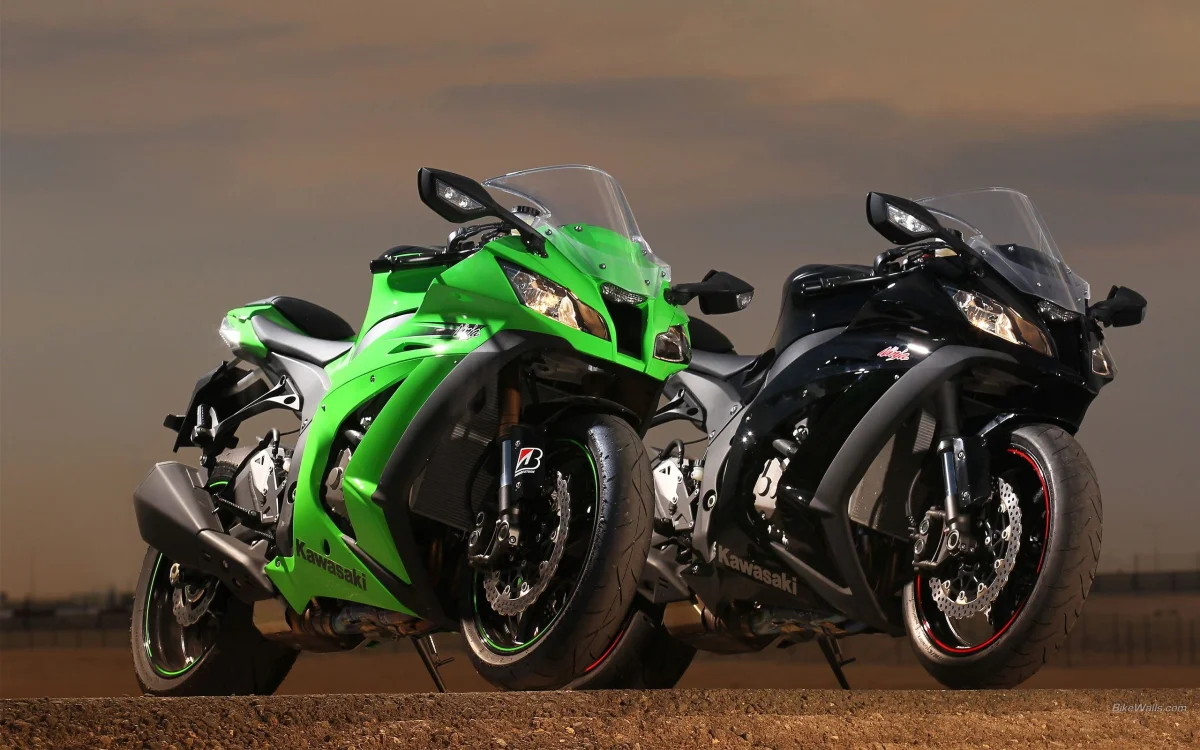 Мотоциклы Kawasaki Ninja ZX-10R на закатном фоне