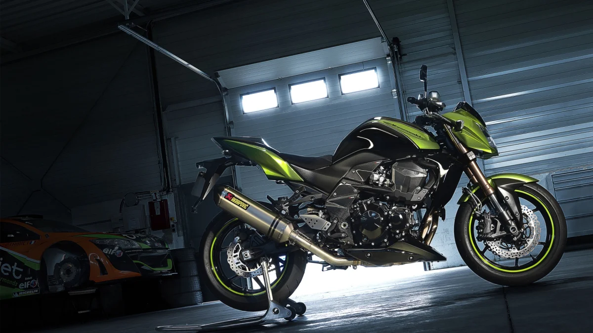 мотоцикл kawasaki z750 у напівтемряві гаража, kawasaki z750r, kawasaki, кавасакі, диски, колеса, інтер'єри, мотоцикли, байки, техніка