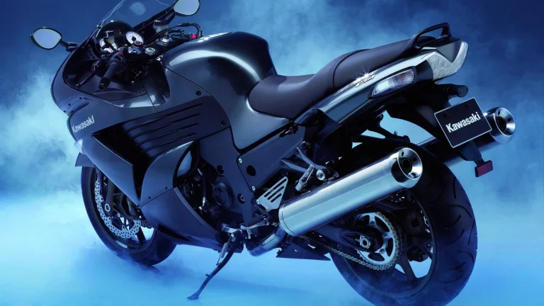 чорний мотоцикл kawasaki zzr1400 у густому синьому тумані, kawasaki ninja, kawasaki, кавасакі, мотоцикли, байки, тумани, туман, техніка