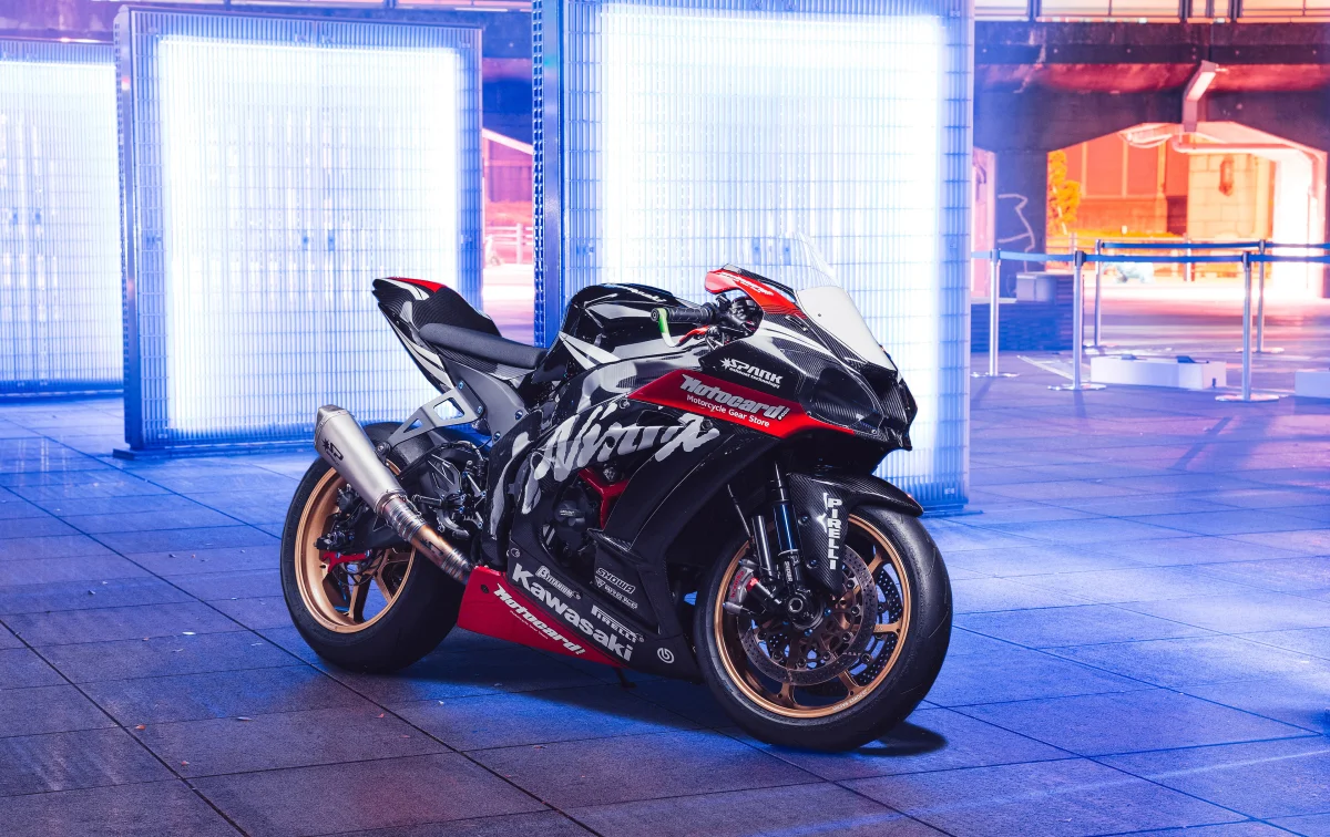 Спортивний Kawasaki Ninja ZX-10R у неоновому світлі нічного міста
