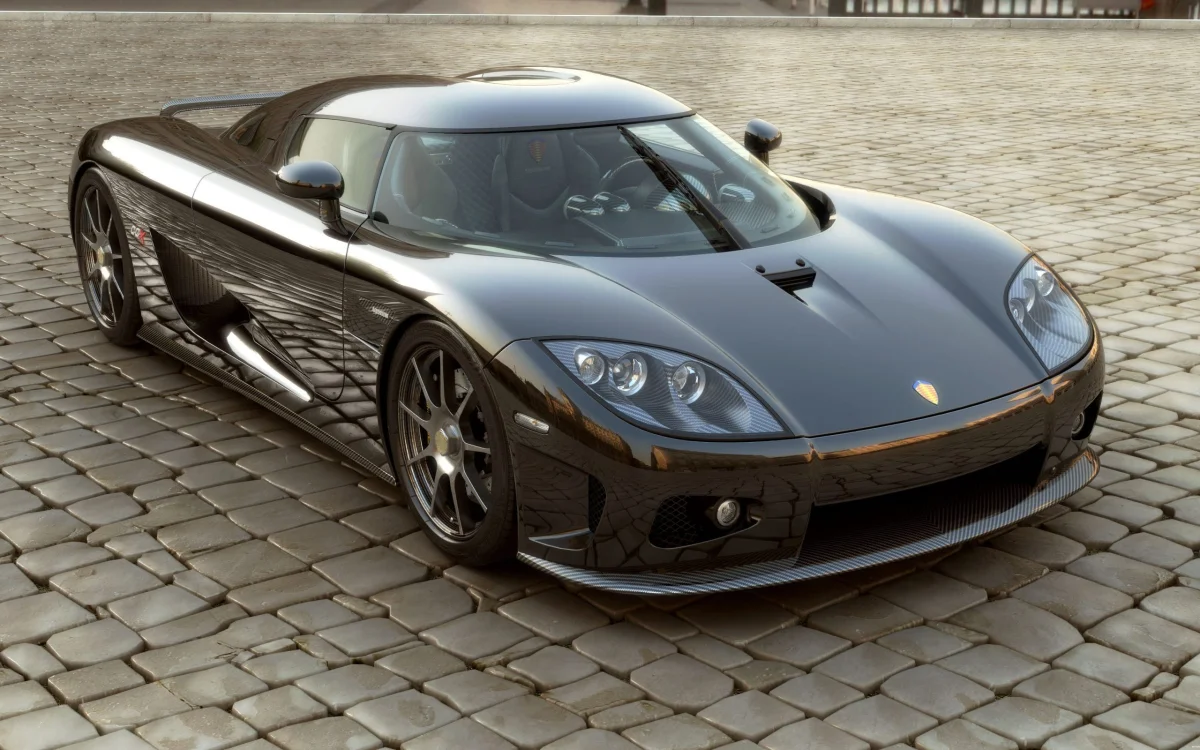Черный Koenigsegg Agera на брусчатке