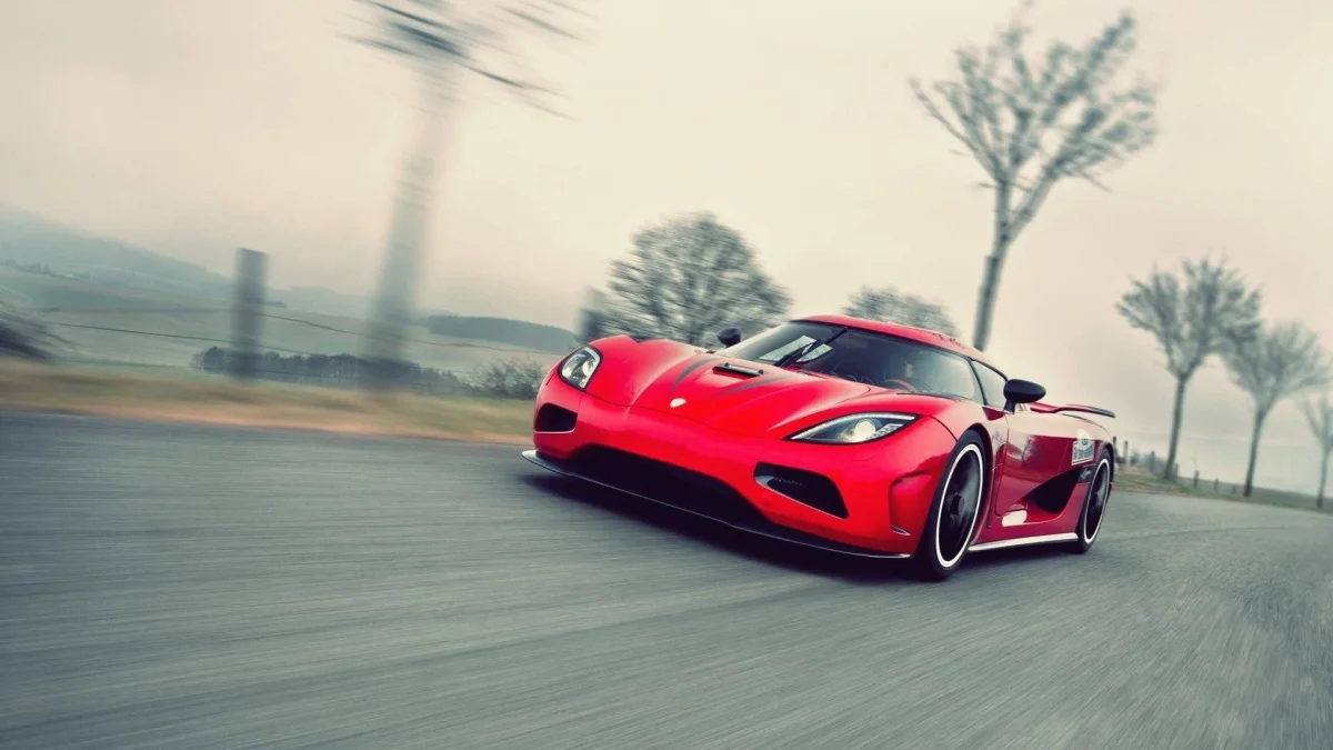 Червоний Koenigsegg Agera на порожній шведській дорозі