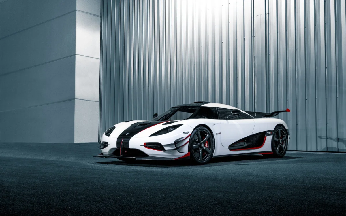 Koenigsegg Agera у променях холодного світла