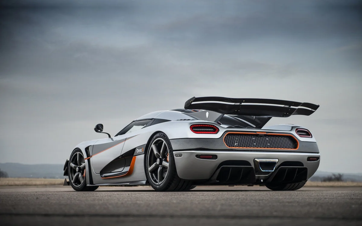 Серебристый Koenigsegg Agera на фоне пасмурного шведского неба