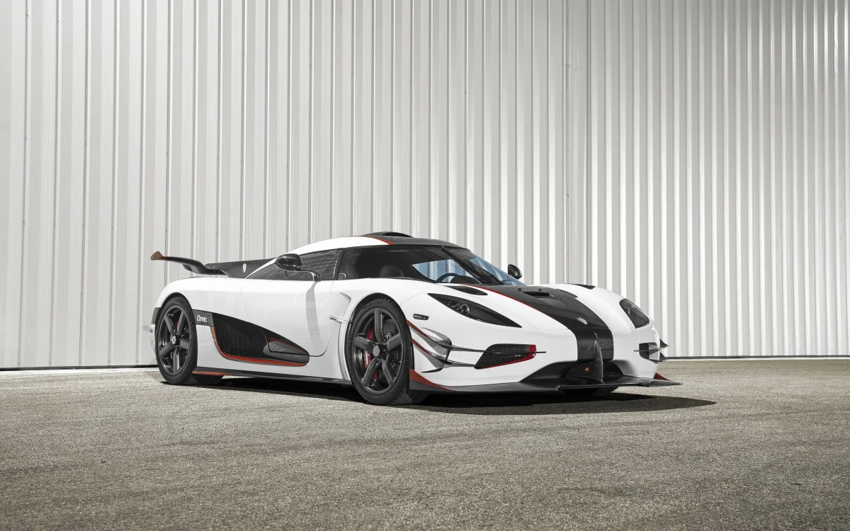 Білосніжний Koenigsegg Agera на тлі промислової стіни