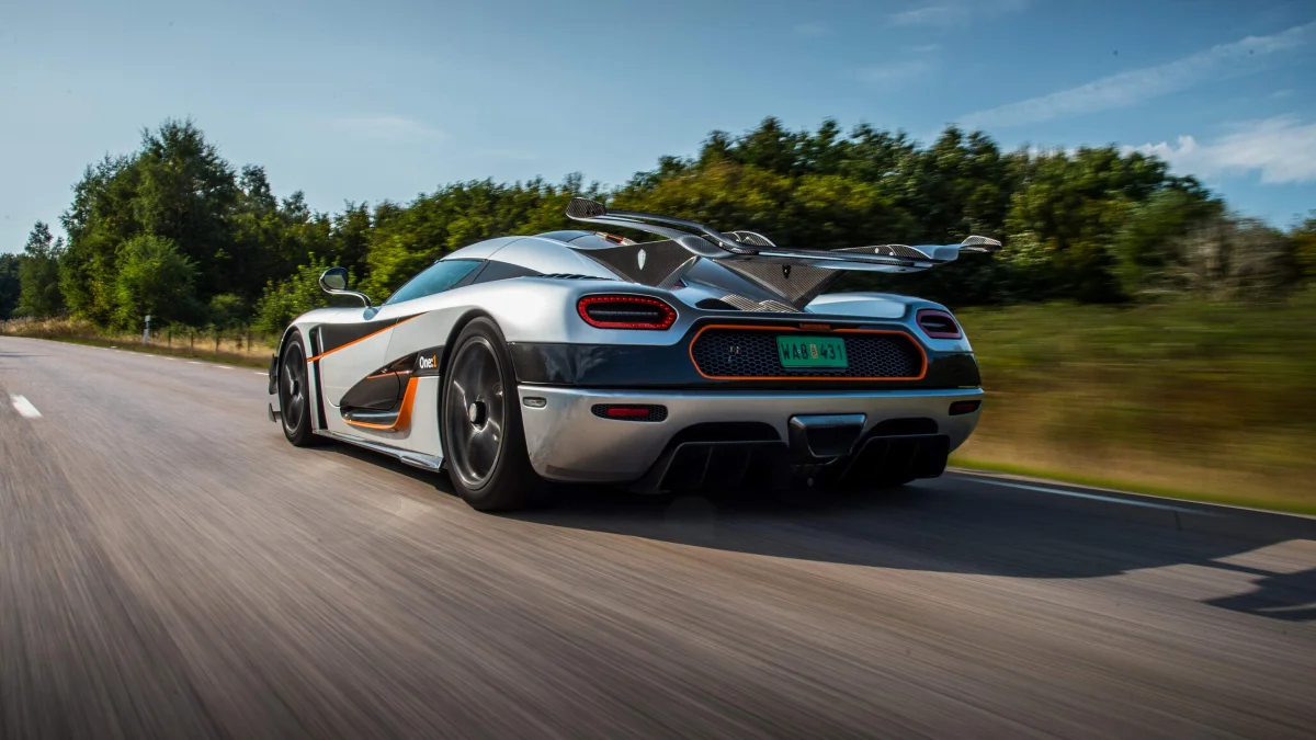 Koenigsegg Agera мчится по загородному шоссе