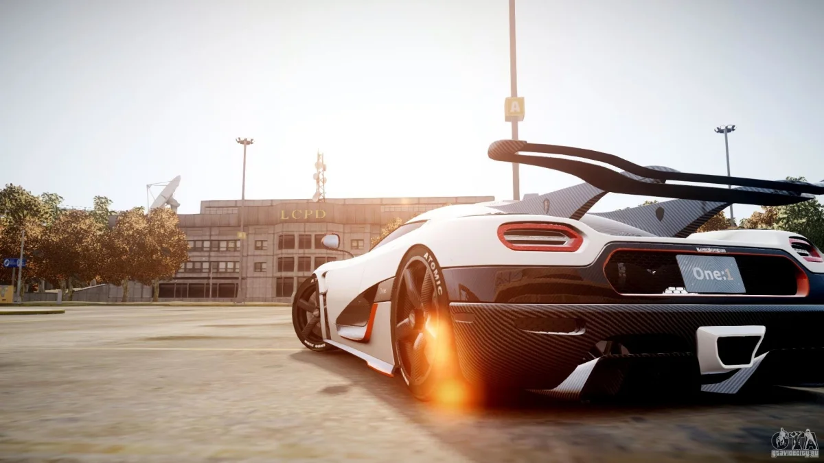 Koenigsegg Agera на фоне полицейского участка в лучах солнца
