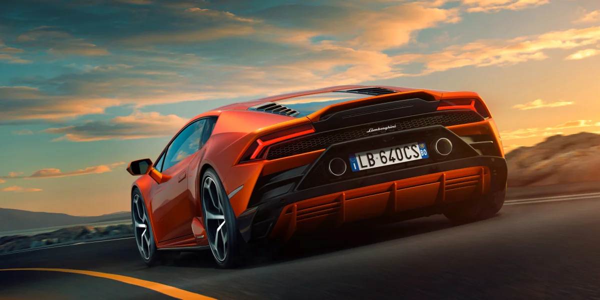 Оранжевый Lamborghini Huracan на извилистой дороге