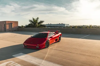 Красный Lamborghini Diablo на пустой парковке