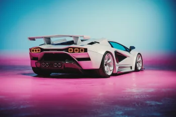 Белоснежный Lamborghini Countach LPI 800-4 в неоновом свете студии