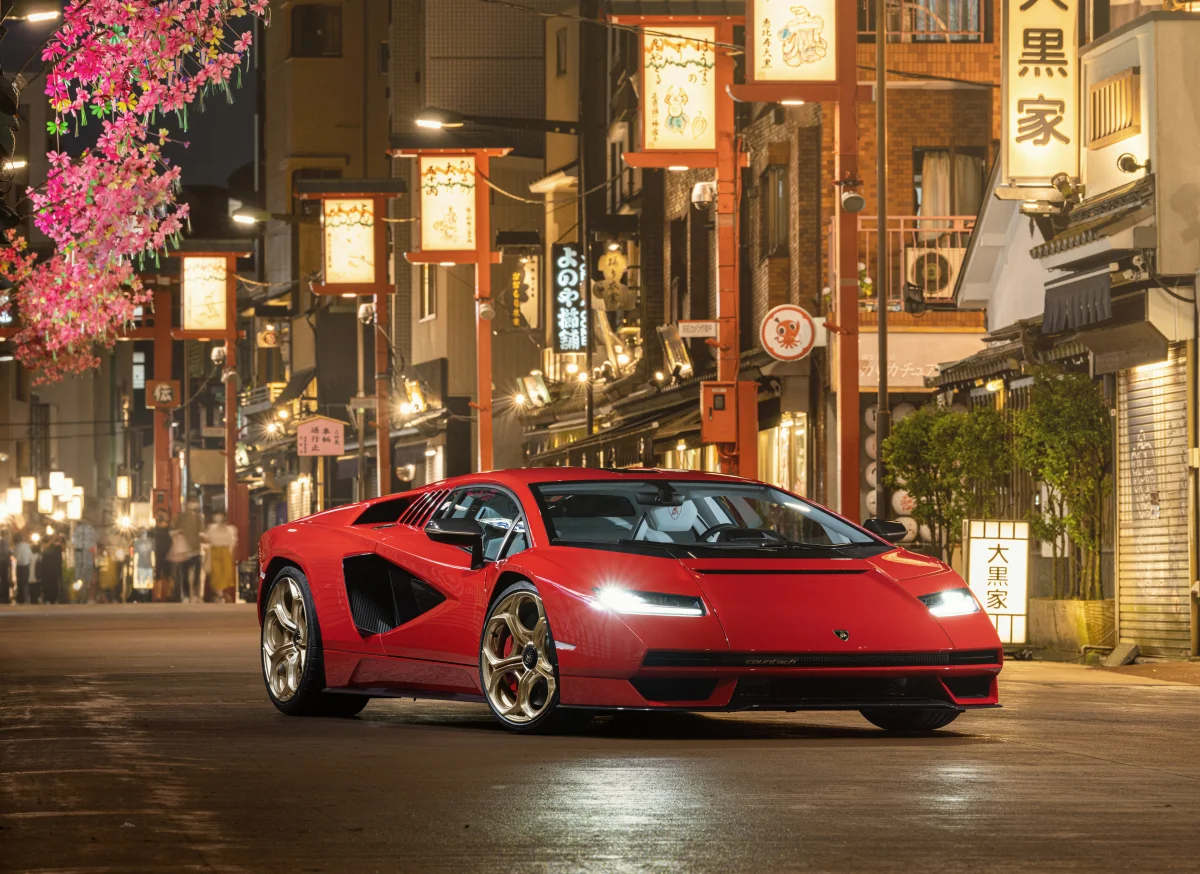 Красный Lamborghini Countach LPI 800-4 на ночной улице