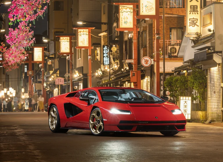 Червоний Lamborghini Countach LPI 800-4 на нічній вулиці