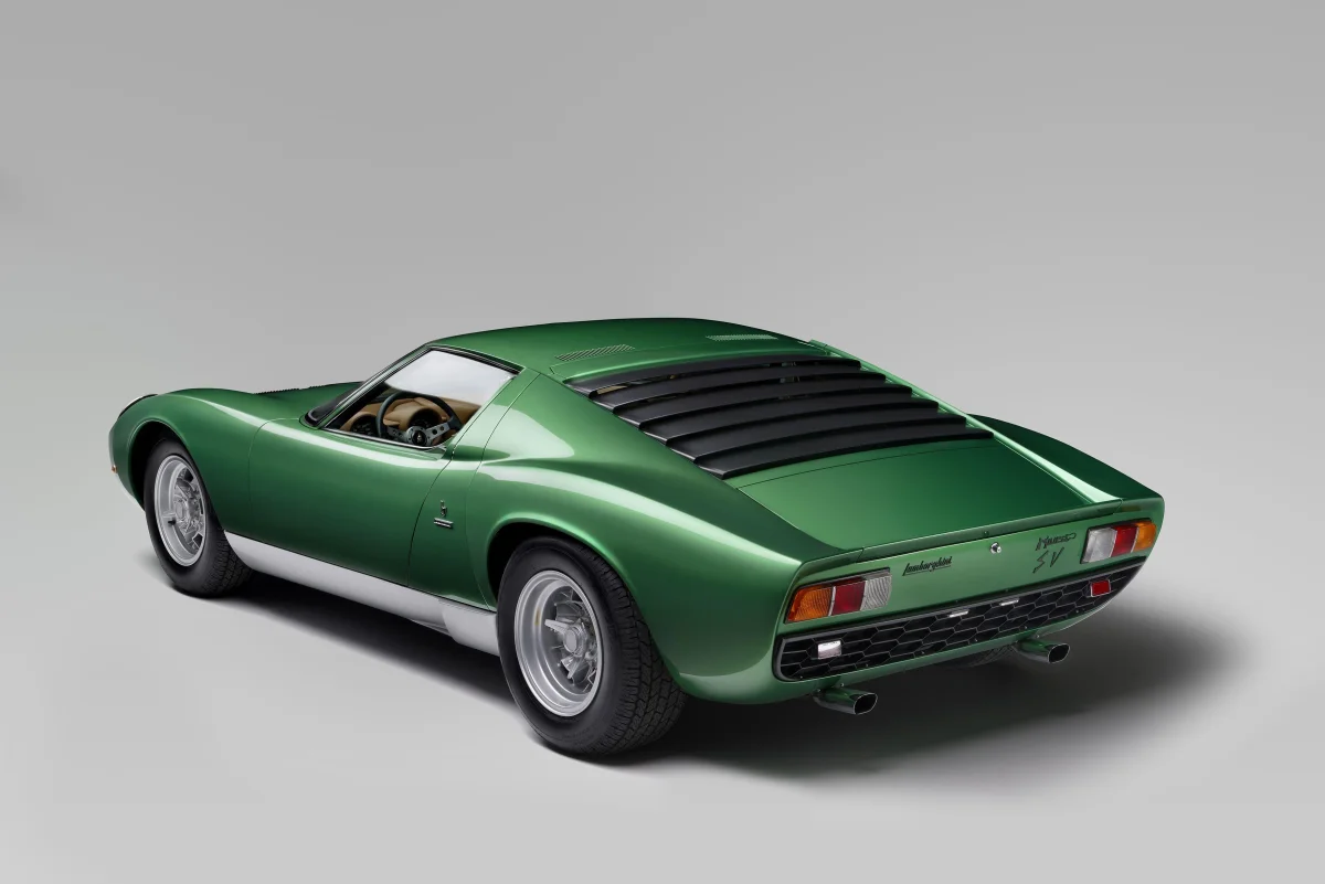 Изумрудный Lamborghini Miura SV на светлом фоне