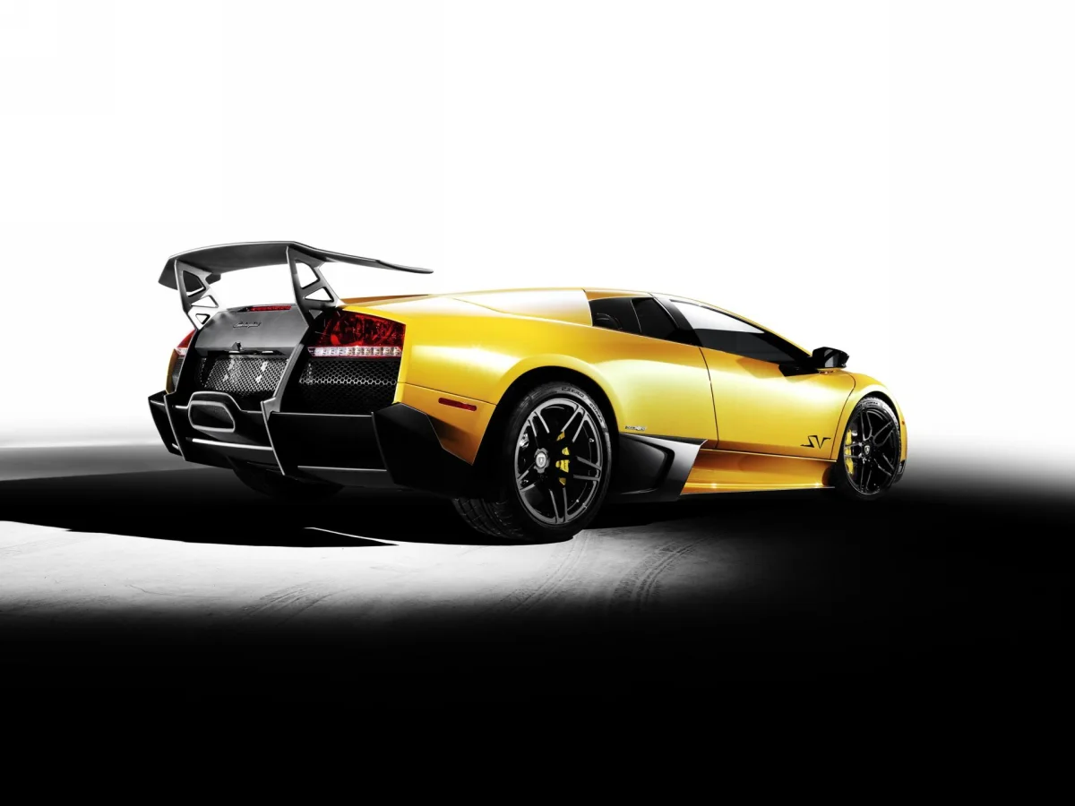 Желтый Lamborghini Murcielago LP 670-4 SuperVeloce в студийном свете