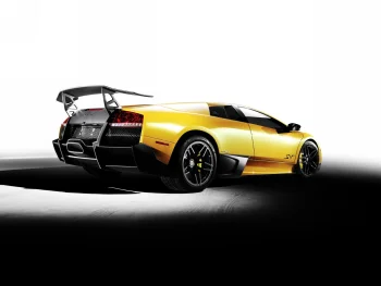 Желтый Lamborghini Murcielago LP 670-4 SuperVeloce в студийном свете