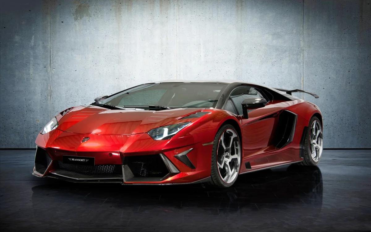Червоний Lamborghini Aventador у тюнінгу Mansory на тлі бетонної стіни