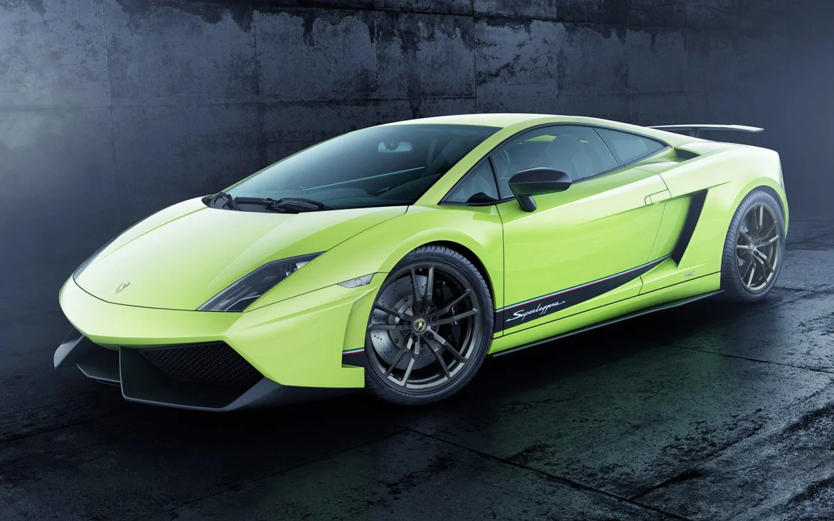 Ярко-зеленый Lamborghini Gallardo Superleggera на фоне бетонной стены