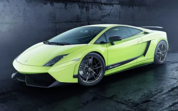 Ярко-зеленый Lamborghini Gallardo Superleggera на фоне бетонной стены