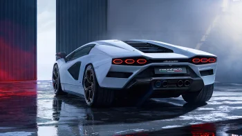 Белоснежный Lamborghini Countach LPI 800-4 на бетонном полу