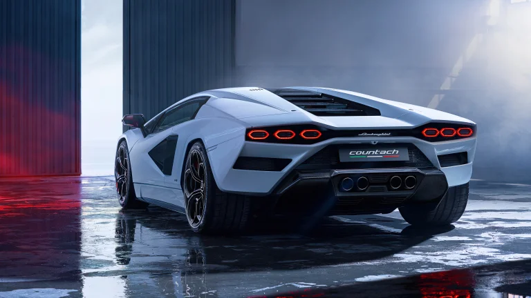 Білосніжний Lamborghini Countach LPI 800-4 на бетонній підлозі