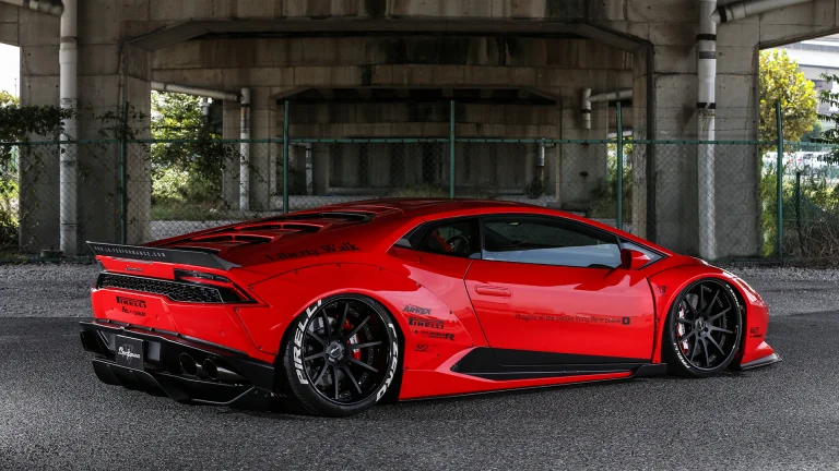 Червоний Lamborghini Huracan з обвісом Liberty Walk під бетонним мостом