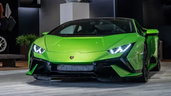 Ярко-зеленый Lamborghini Huracan в выставочном зале