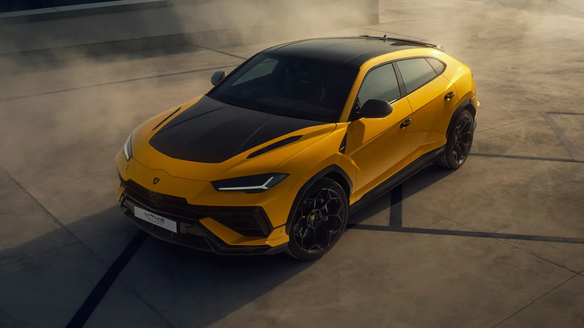 Ярко-желтый Lamborghini Urus Performante на бетонной площадке