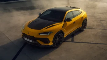 Ярко-желтый Lamborghini Urus Performante на бетонной площадке