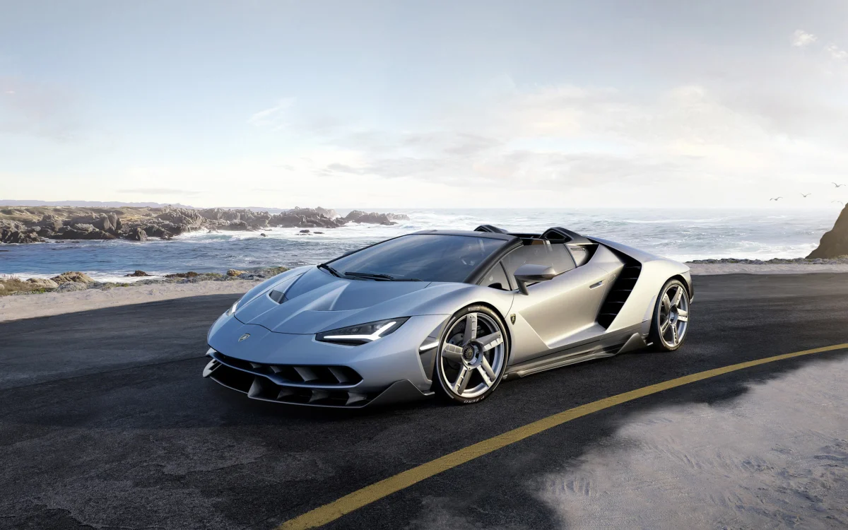 Сріблястий Lamborghini Centenario Roadster на прибережній дорозі