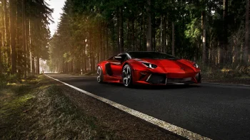 Красный Lamborghini Aventador на лесной дороге