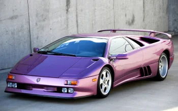 Фиолетовый Lamborghini Diablo на фоне бетонной стены